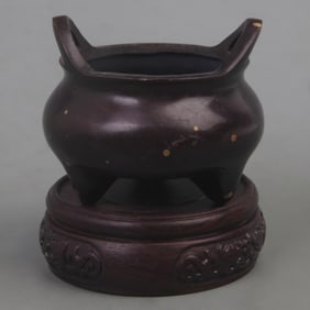 XUANDE-STYLE BRONZE TRIPOD INCENSE BURNER WITH BRIDGE-SHAPED EARS, THREE FEET, AND GOLD ACCENTS