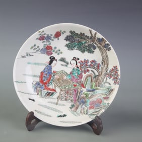 FAMILLE ROSE FIGURE-PATTERNED PORCELAIN PLATE