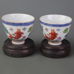PAIR OF FIVE-COLOR FISH-AND-ALGAE PATTERNED SMALL BOWLS