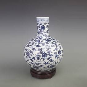 BLUE AND WHITE FLOWER PATTERN PORCELAIN BOTTLE