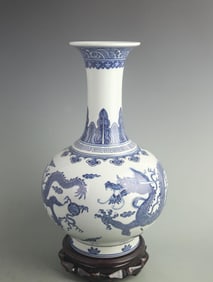 BLUE AND WHITE DRAGON PATTERN PORCELAIN DECORATIVE VASE
