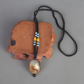 A FINE HETIAN JADE NECKLACE