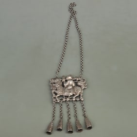 A FINE WHITE BRONZE NECKLACE