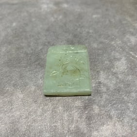 QING DYNASTY HETIAN JADE PENDANT WITH FIGURES AND LONGEVITY PEACH