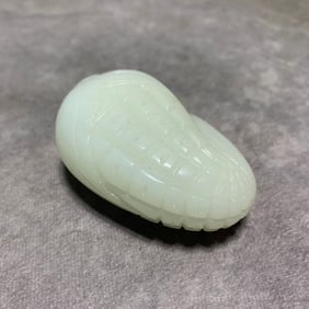 WHITE JADE HANDPIECE WITH CORN DESIGN