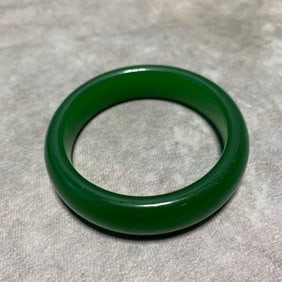 A FINE GREEN JADE BRACELET