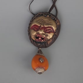 A FINE TIBETAN BUDDHISM BRONZE PENDANT