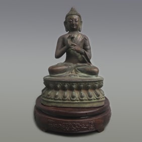 A BRONZE STATUE OF SHAKYAMUNI BUDDHA