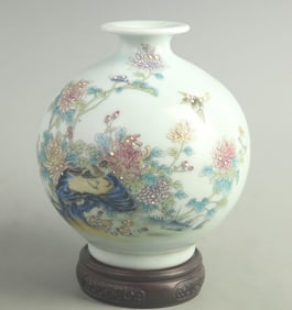 FAMILLE ROSE PORCELAIN VASE WITH VARIOUS COLORFUL FLOWERS