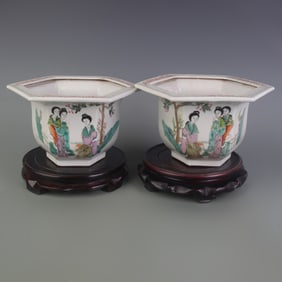 PAIR OF FAMILLE ROSE FIGURE PATTERN FLOWER POT