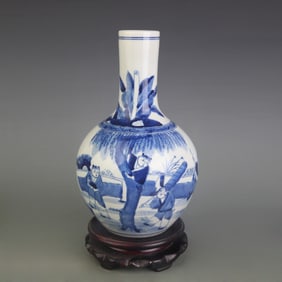 BLUE-AND-WHITE FIGURE PATTERN PORCELAIN VASE