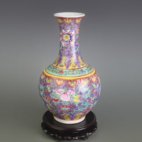 A FINE FAMILLE ROSE FLORAL PATTERN PORCELAIN VASE
