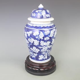 BLUE AND WHITE FLOWER PATTERN PORCELAIN VASE