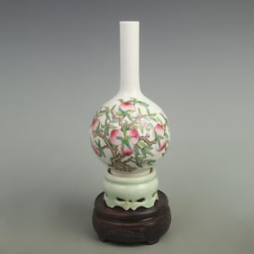 A FINE FAMILLE ROSE PORCELAIN VASE WITH NINE PEACHES PATTERN