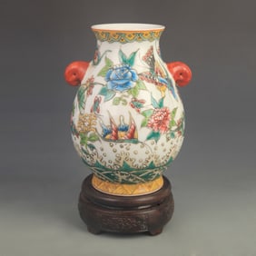 A FINE FAMILLE ROSE PORCELAIN VASE WITH ELEPHANT HANDLE