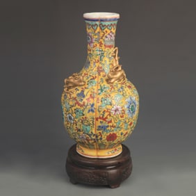 YELLOW GROUND FAMILLE ROSE PORCELAIN VASE WITH CARVED DRAGON IN GOURD SHAPE