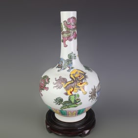 FAMILLE ROSE BEAST PATTERN GLOBE STYLE PORCELAIN VASE