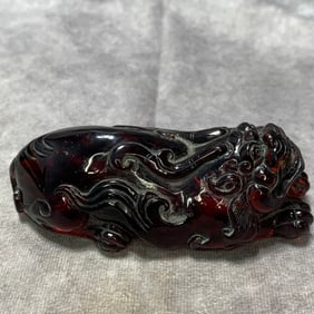 A FINE AMBER FIGURE OF RECLINING TIGER