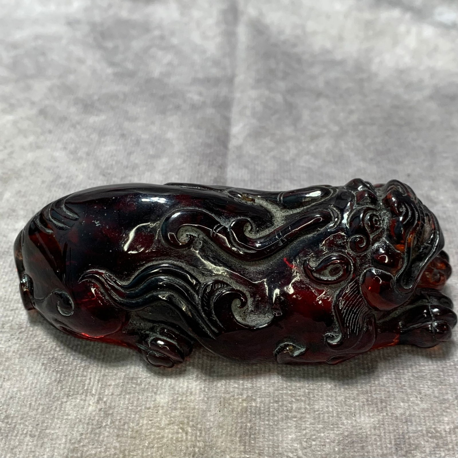 A FINE AMBER FIGURE OF RECLINING TIGER: Republic Period; Long: 4.7 inch; Width: 2.1 inch; High: 1.6 inch