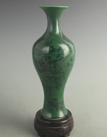 GREEN GROUND WILLOW LEAF PATTERN PORCELAIN VASE