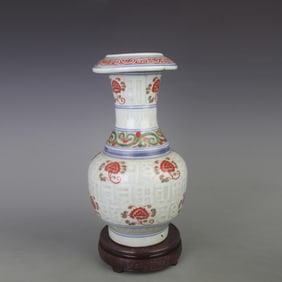 WUCAI FLOWER PATTERN WITH CARVING PATTERN PORCELAIN VASE