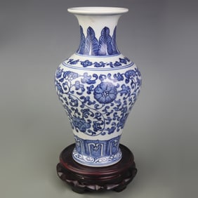 BLUE AND WHITE FLORAL PATTERN DECORATIVE PORCELAIN VASE