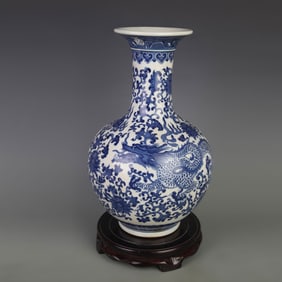 A FINE BLUE-AND-WHITE FLOWER PATTERN PORCELAIN VASE