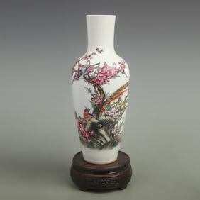 A FINE FAMILLE ROSE FLOWER AND BIRD PATTERN GUAN YIN STYLE BOTTLE