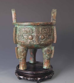 RARE COPY OF BRONZE AGE TAOTIE PATTERN TRIPOD STYLE FOOD VASE