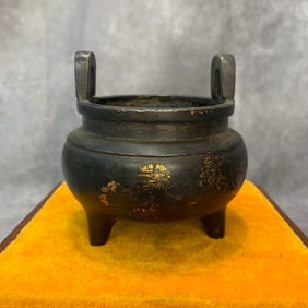A THREE LEG DOUBLE EAR ROUND BRONZE CENSER