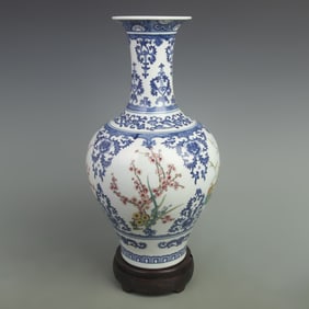 FAMILLE ROSE FLOWER PATTERN BLUE AND WHITE GLAZED PORCELAIN VASE