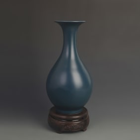 A DARK GREEN COLOR GLAZE YU HU CHUN STYLE PORCELAIN VASE