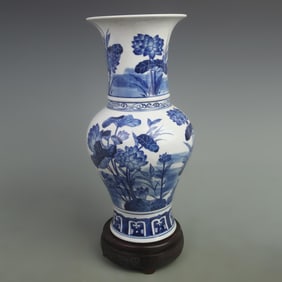 A FINE BLUE AND WHITE LOTUS PATTERN FLOWER PORCELAIN VASE