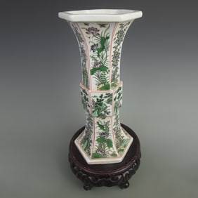 A FINE FAMILLE ROSE HEXAGONAL FLORAL PATTERN PORCELAIN VASE