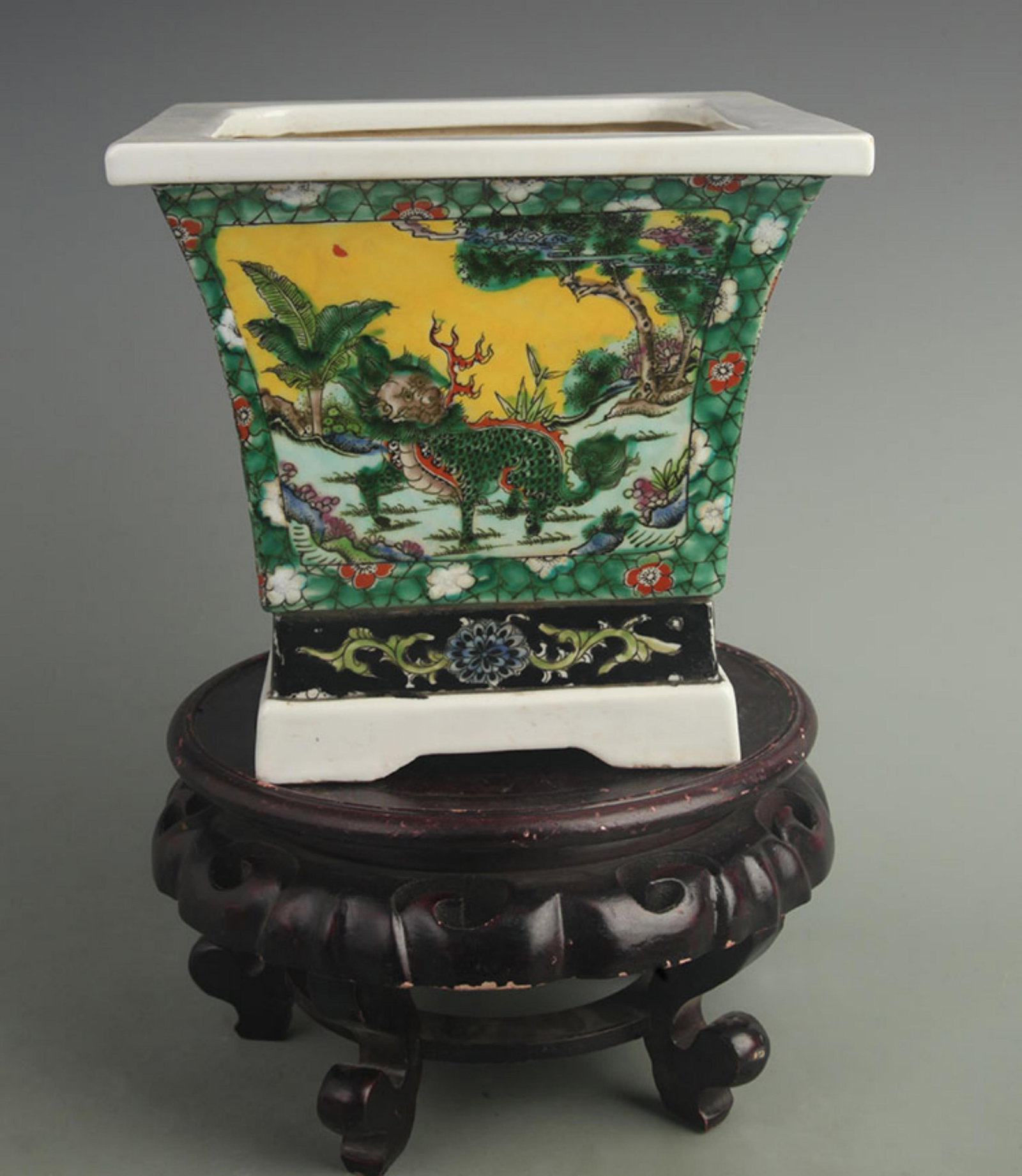 A FINE FAMILLE ROSE PINE TREE PATTERN PORCELAIN FLOWER POT (1 of 7)