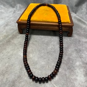 A FINE HORN CARVED NECKLACE (SINGLE BEAD DIAMETER: 0.32 CM)