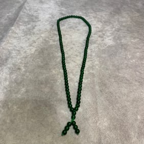 A FINE JADE MADE NECKLACE