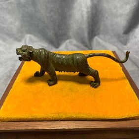 A FINE SMALL BRONZE LION FIGURE
