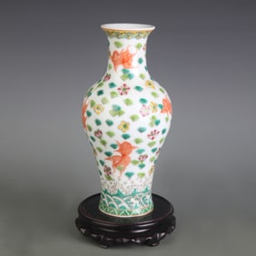 FAMILLE ROSE FISH AND SEA DESIGN DISPLAY VASE