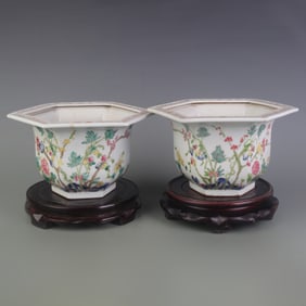 FAMILLE ROSE FLORAL PATTERN FLOWERPOTS (PAIR)