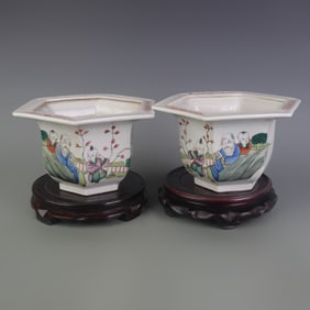 FAMILLE ROSE FIGURE PATTERN FLOWERPOTS (PAIR)