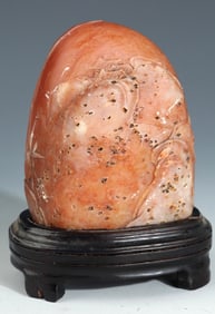 A FINE SHOUSHAN STONE WITH CARVED FIGURINE