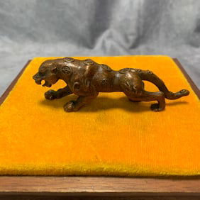 A SMALL BRONZE LEOPARD FIGURINE