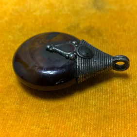 QING DYNASTY SILVER WIRE AND AMBER TIGER PENDANT