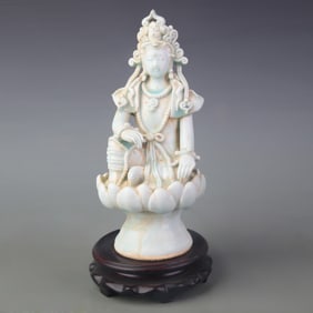 A FINE PORCELAIN YINGQING GLAZED GUANYIN STATUE