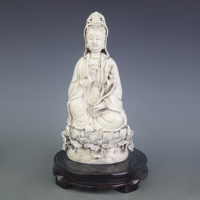A FINE DE HUA KILN WHITE PORCELAIN GUANYIN STATUE