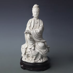 A FINE DE HUA KILN WHITE PORCELAIN GUANYIN STATUE