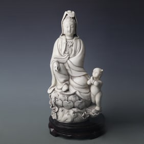 A FINE DE HUA KILN PORCELAIN GUAN YIN STATUE