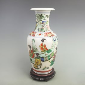 A FINE FAMILLE ROSE CHARACTER PATTERN PORCELAIN VASE