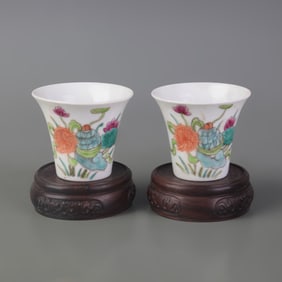 PAIR OF FAMILLE ROSE FLOWER PATTERN TEACUPS